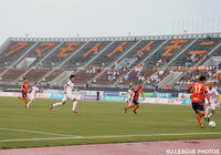 バックスタンドから送られた「クマモトトトモニ」のメッセージ【明治安田Ｊ２ 第9節 愛媛vs讃岐】