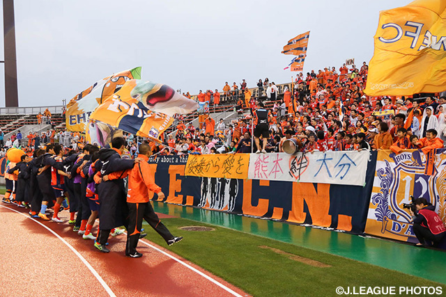 試合後に3連勝を喜ぶ愛媛の選手とファン・サポーター【明治安田Ｊ２ 第9節 愛媛vs讃岐】