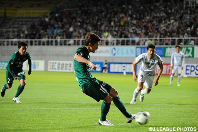 貴重な追加点となるPKを決めた山本 大貴（松本）【明治安田Ｊ２ 第9節 松本vs群馬】