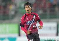 バー直撃の惜しいヘディングシュートを放った赤嶺 真吾（岡山）【明治安田Ｊ２ 第9節 岡山vs山形】