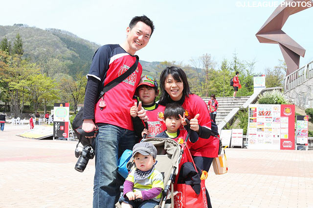 観戦日和のスタジアムに福島ファンの一家が笑顔で来場【明治安田Ｊ３ 第6節 福島vs藤枝】