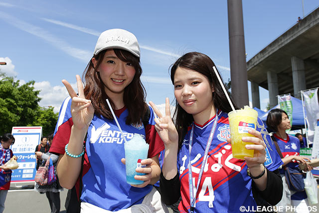 気分は常夏!?鮮やかなブルーにポーズがバッチリな甲府の女子サポーター【明治安田Ｊ１ 1st 第8節 甲府vsFC東京】