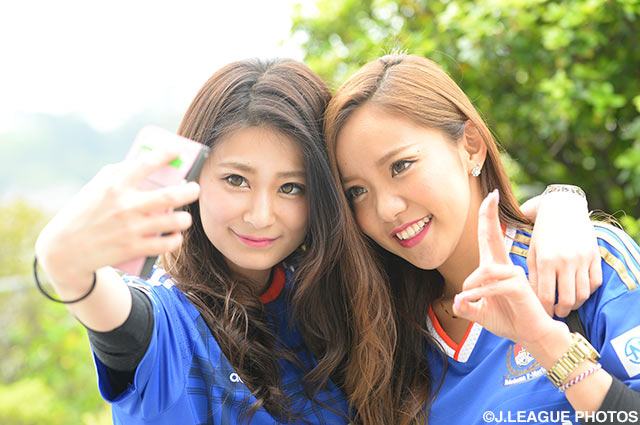 きらびやかな景色をバックに横浜FMの女子サポーターが仲良くパシャリ！【明治安田Ｊ１ 1st 第8節 横浜FMvs広島】