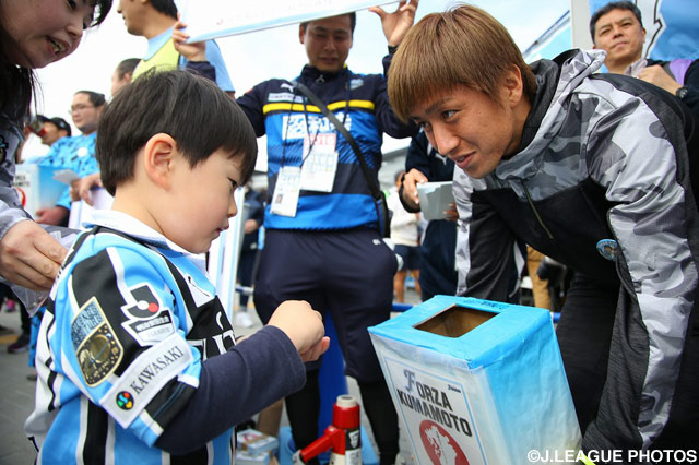 募金活動を行う川崎Ｆの選手達【明治安田Ｊ１ 1st 第8節 川崎Ｆvs浦和】