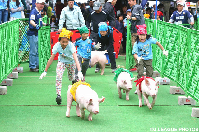 試合前に子供達と子豚による白熱のレースバトルが勃発！【明治安田Ｊ１ 1st 第8節 川崎Ｆvs浦和】