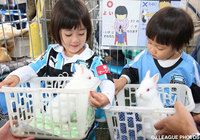 可愛いウサギに夢中な子供達【明治安田Ｊ１ 1st 第8節 川崎Ｆvs浦和】