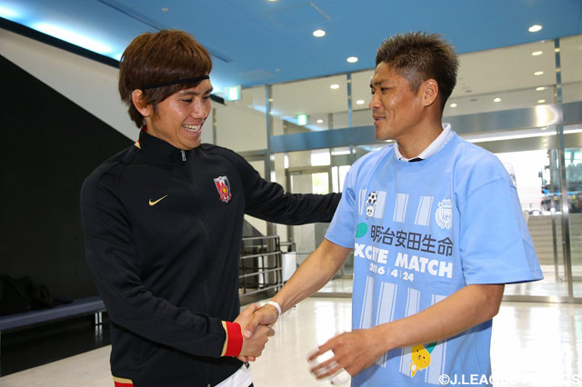 試合前に握手を交わす柏木　陽介(浦和)と大久保　嘉人(川崎Ｆ)【明治安田Ｊ１ 1st 第8節 川崎Ｆvs浦和】