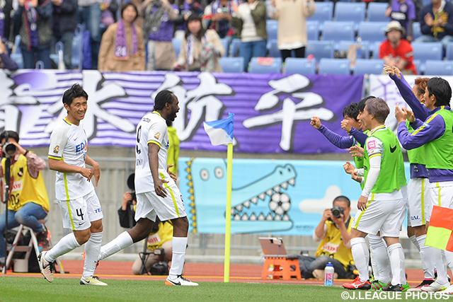 得点ランキングトップに並ぶゴールを決めたピーター ウタカ（広島）【明治安田Ｊ１ 1st 第8節 横浜FMvs広島】