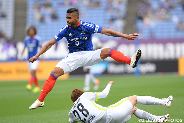 丸谷 拓也（広島）のスライディングをかわすカイケ（横浜FM）【明治安田Ｊ１ 1st 第8節 横浜FMvs広島】