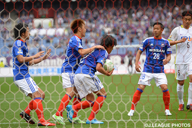 70分に同点のPKを決めた中村 俊輔（横浜FM）【明治安田Ｊ１ 1st 第8節 横浜FMvs広島】