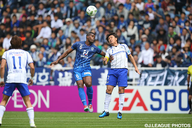 ヘディングで競り合うダニルソン（福岡）と遠藤 保仁（Ｇ大阪）【明治安田Ｊ１ 1st 第8節 福岡vsＧ大阪】