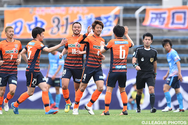 FKを頭で合わせて追加点を決めた内野 貴志（長野）【明治安田Ｊ３ 第6節 YS横浜vs長野】