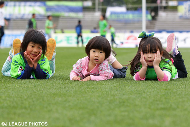芝生のベッドの上で可愛らしくポーズをとる女の子たち【明治安田Ｊ１ 1st 第8節 湘南vs大宮】