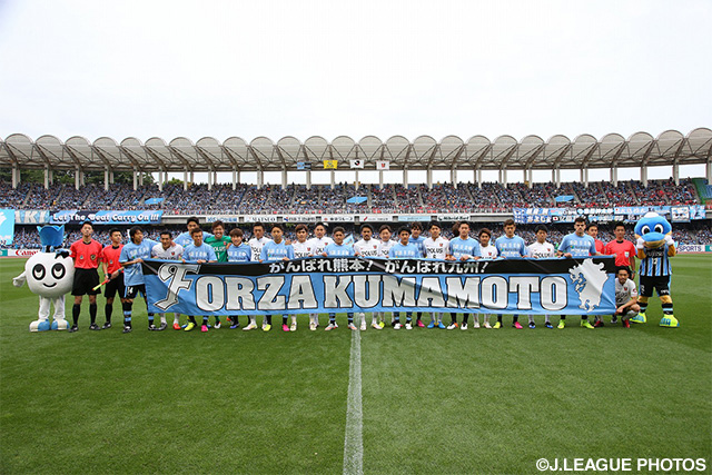 試合前に熊本を励ますメッセージを持つ両チームの選手達【明治安田Ｊ１ 1st 第8節 川崎Ｆvs浦和】