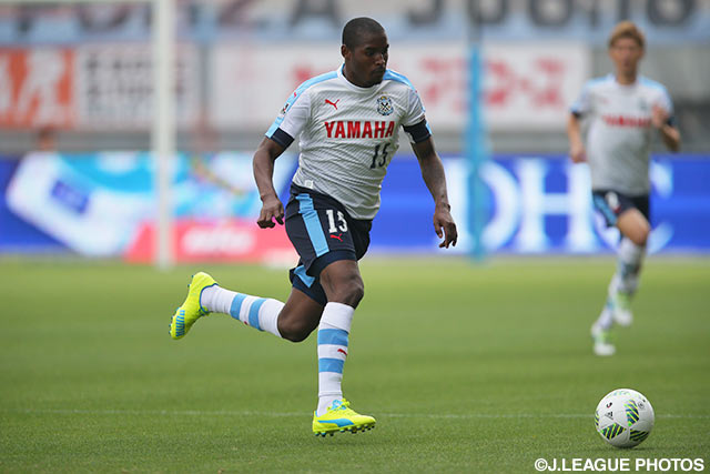 ポスト直撃の強烈な一撃を見舞ったアダイウトン（磐田）【明治安田Ｊ１ 1st 第8節 鳥栖vs磐田】