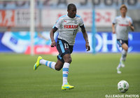 ポスト直撃の強烈な一撃を見舞ったアダイウトン（磐田）【明治安田Ｊ１ 1st 第8節 鳥栖vs磐田】