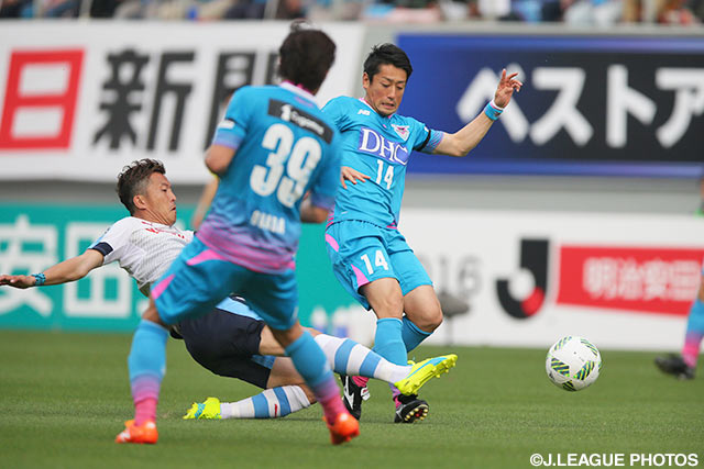 高橋 義希（鳥栖）からボールを奪取する太田 吉彰（磐田）【明治安田Ｊ１ 1st 第8節 鳥栖vs磐田】