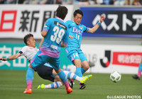 高橋 義希（鳥栖）からボールを奪取する太田 吉彰（磐田）【明治安田Ｊ１ 1st 第8節 鳥栖vs磐田】