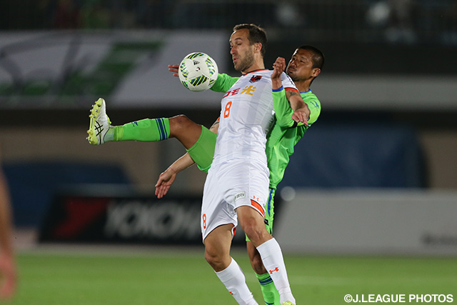 ムルジャ（大宮）を厳しくマークする坪井 慶介（湘南）【明治安田Ｊ１ 1st 第8節 湘南vs大宮】
