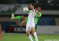 ムルジャ（大宮）を厳しくマークする坪井 慶介（湘南）【明治安田Ｊ１ 1st 第8節 湘南vs大宮】