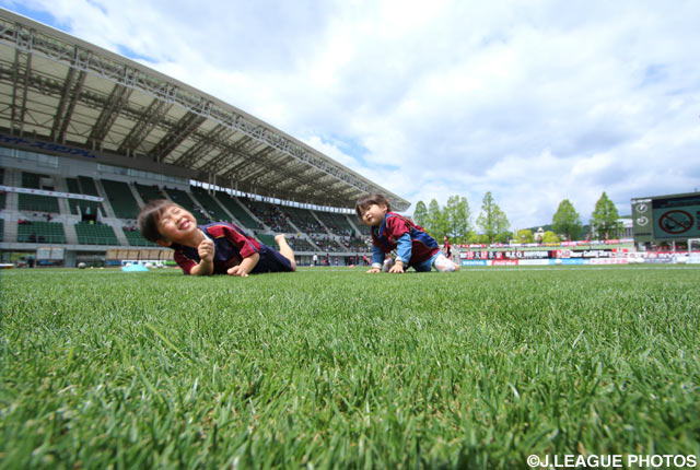 広いピッチを２人占め!心地良さそうな表情を見せる子供達【明治安田Ｊ２ 第10節 岡山vs町田】