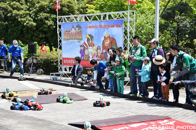 巧みなハンドル捌きで熱いカーレースを展開する岐阜サポーター【明治安田Ｊ２ 第10節 岐阜vs山口】