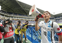 試合後にファン・サポーターと喜びを分かち合う大久保 嘉人（川崎Ｆ）【明治安田Ｊ１ 1st 第9節 Ｇ大阪vs川崎Ｆ】