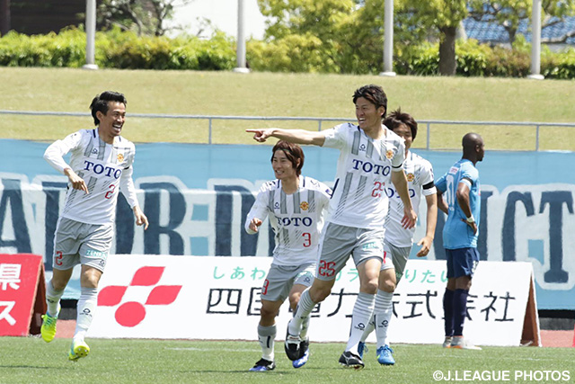 開始2分に開幕戦以来となるゴールを決めた小松 塁（北九州）【明治安田Ｊ２ 第10節 讃岐vs北九州】