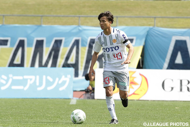 6試合ぶりの先発出場で先制点をアシストした本山 雅志（北九州）【明治安田Ｊ２ 第10節 讃岐vs北九州】