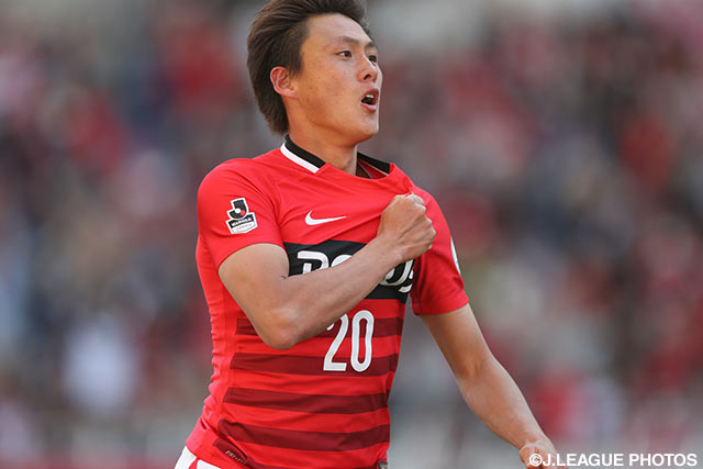 抑えの効いたジャンピングボレーで勝越し点を奪取した李 忠成（浦和）【明治安田Ｊ１ 1st 第9節 浦和vs名古屋】