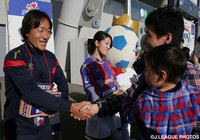 募金活動に参加する石川 直宏とサトミキ【明治安田Ｊ１ 1st 第9節 FC東京vs福岡】