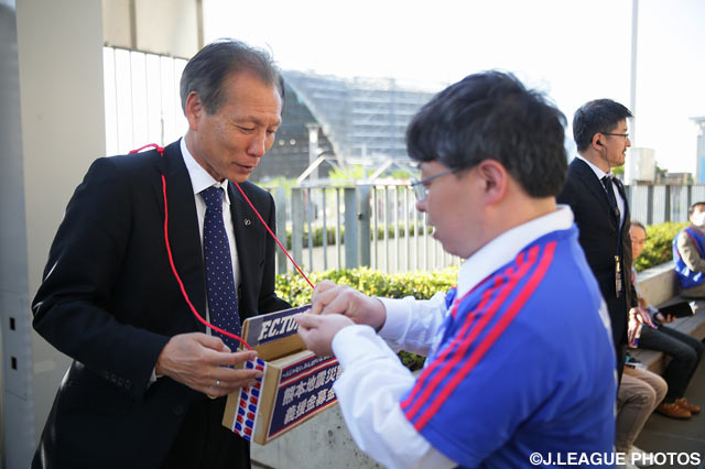 募金活動に参加する原 博実副理事長【明治安田Ｊ１ 1st 第9節 FC東京vs福岡】