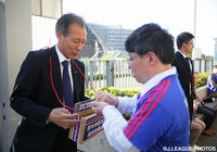 募金活動に参加する原 博実副理事長【明治安田Ｊ１ 1st 第9節 FC東京vs福岡】