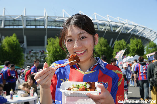 サトミキが青赤横町でスタジアムグルメを満喫【明治安田Ｊ１ 1st 第9節 FC東京vs福岡】