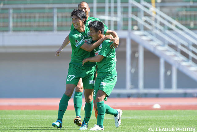 ポストの跳ね返りが苅部 隆太郎（#27）に当たるラッキーな形で先制した岐阜【明治安田Ｊ２ 第10節 岐阜vs山口】