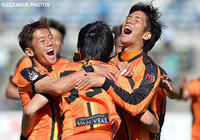 北谷 史孝（手前）の今季初得点で試合を振り出しに戻した山口【明治安田Ｊ２ 第10節 岐阜vs山口】