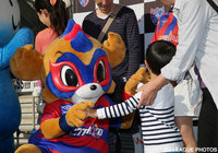 握手を交わすドロンパと少年【明治安田Ｊ１ 1st 第9節 FC東京vs福岡】