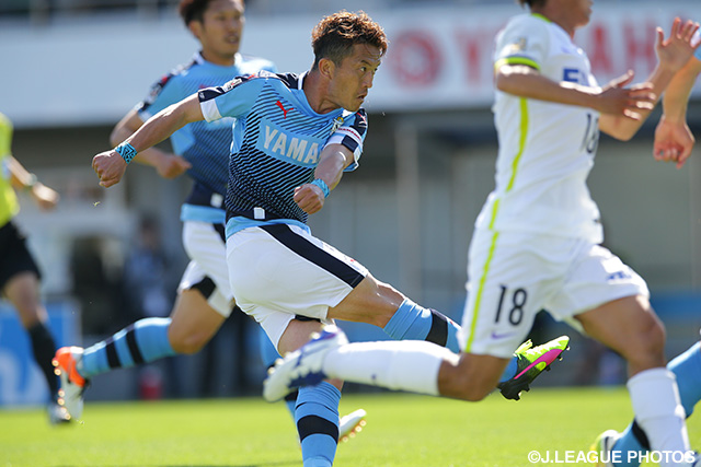 積極的にシュートを放つ太田 吉彰（磐田）【明治安田Ｊ１ 1st 第9節 磐田vs広島】