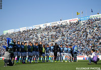 今季ホーム初勝利をファン・サポーターと喜ぶ磐田の選手達【明治安田Ｊ１ 1st 第9節 磐田vs広島】
