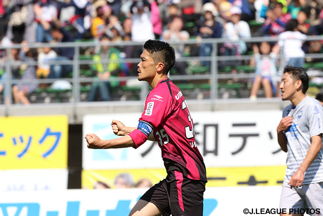 38分に勝越しヘッドを決めた岩政 大樹（岡山）【明治安田Ｊ２ 第10節 岡山vs町田】