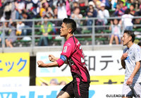 38分に勝越しヘッドを決めた岩政 大樹（岡山）【明治安田Ｊ２ 第10節 岡山vs町田】