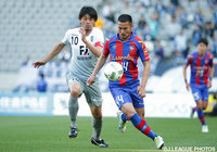 中盤でマッチアップする城後 寿（福岡）と阿部 拓馬（FC東京）【明治安田Ｊ１ 1st 第9節 FC東京vs福岡】