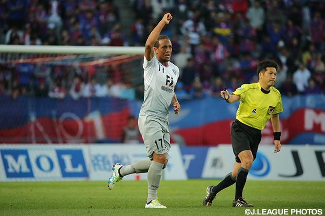 高さを生かしたヘディングシュートで先制点を決めたウェリントン（福岡）【明治安田Ｊ１ 1st 第9節 FC東京vs福岡】