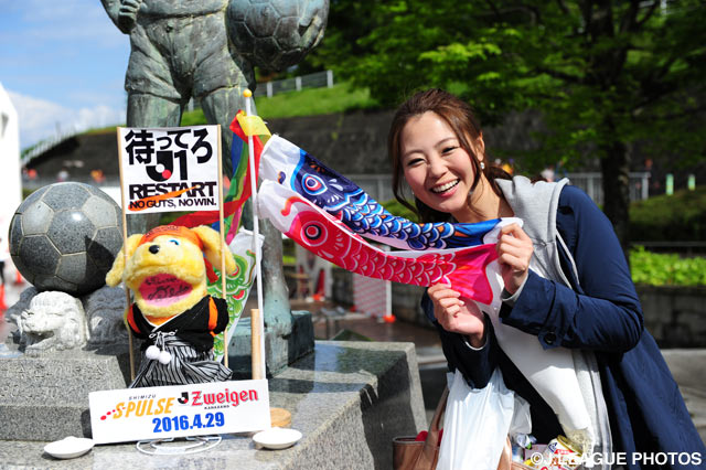 明るい笑顔でＪ１復帰を後押しする清水の女子サポーター【明治安田Ｊ２ 第10節 清水vs金沢】