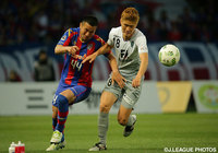 阿部 拓馬（FC東京）にくらいつく亀川 諒史（福岡）【明治安田Ｊ１ 1st 第9節 FC東京vs福岡】