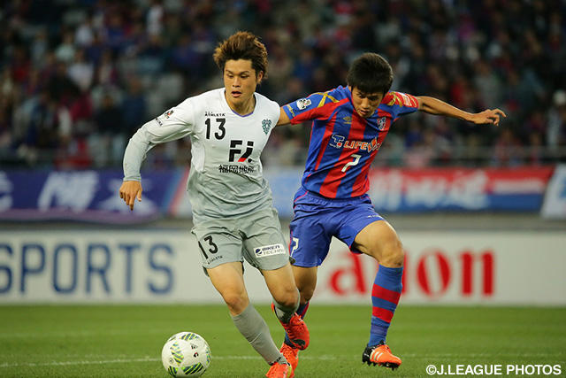 米本 拓司（FC東京）の厳しいマークを受ける為田 大貴（福岡）【明治安田Ｊ１ 1st 第9節 FC東京vs福岡】