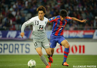 米本 拓司（FC東京）の厳しいマークを受ける為田 大貴（福岡）【明治安田Ｊ１ 1st 第9節 FC東京vs福岡】