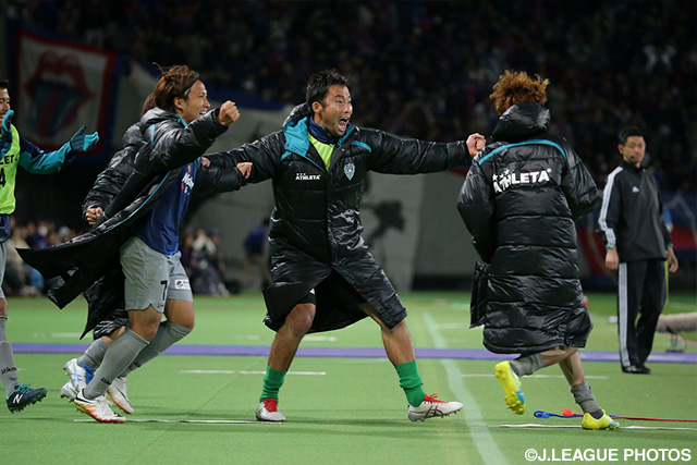 後半アディショナルタイム、絶体絶命の場面を凌ぎ喜ぶ福岡の選手達【明治安田Ｊ１ 1st 第9節 FC東京vs福岡】