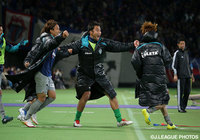 後半アディショナルタイム、絶体絶命の場面を凌ぎ喜ぶ福岡の選手達【明治安田Ｊ１ 1st 第9節 FC東京vs福岡】