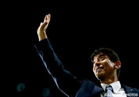 ファン・サポーターの声援に応える井原 正巳監督（福岡）【明治安田Ｊ１ 1st 第9節 FC東京vs福岡】